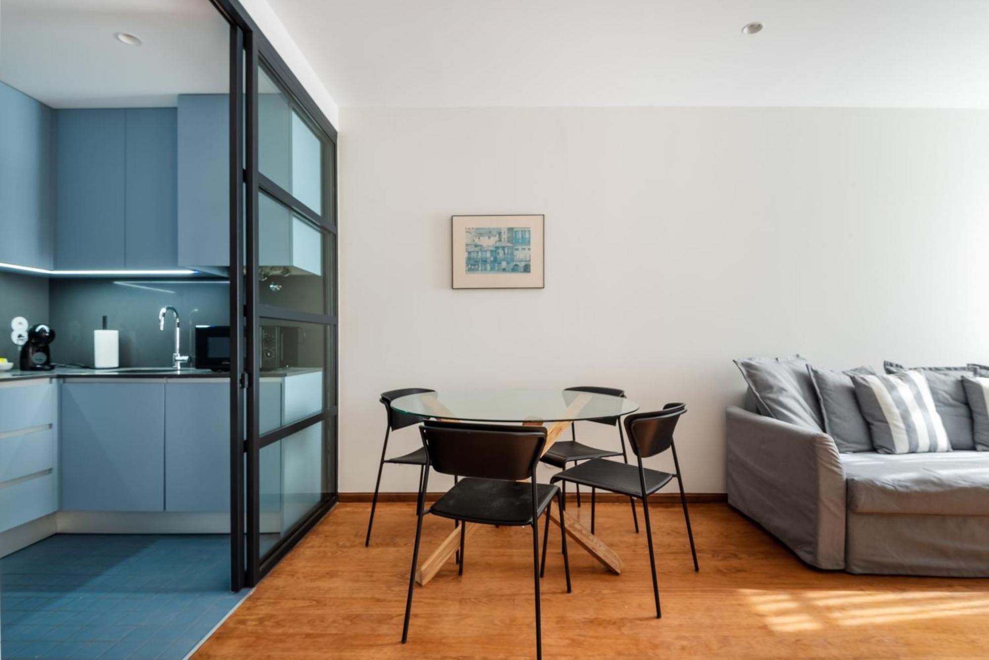 Rivoli Apartment *